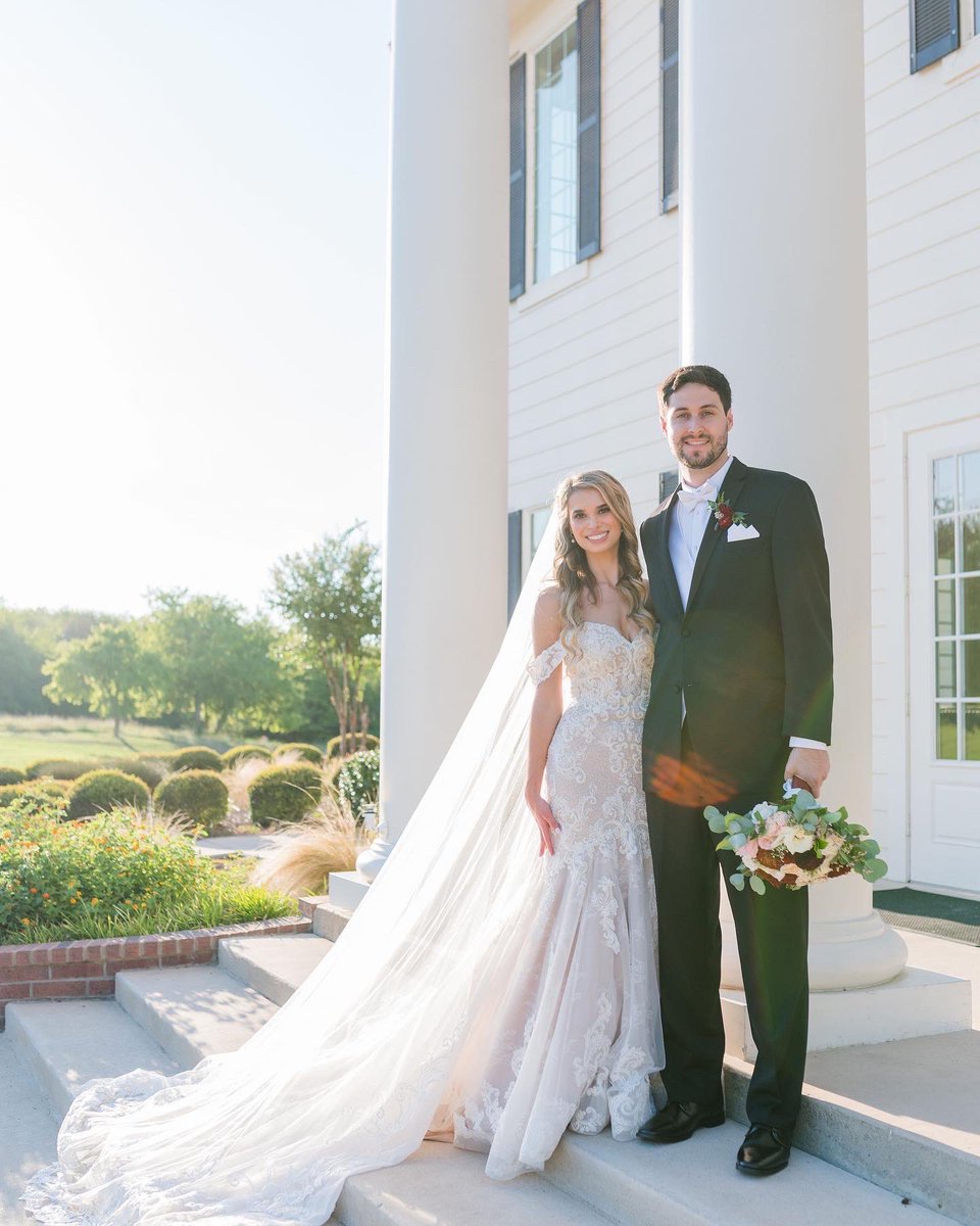 _hailstorm37_'s tweet photo. Kinda forgot about twitter lol. Got married to the love of my life! 9/3/22 @Christianfindme https://t.co/47MDMFpgl5