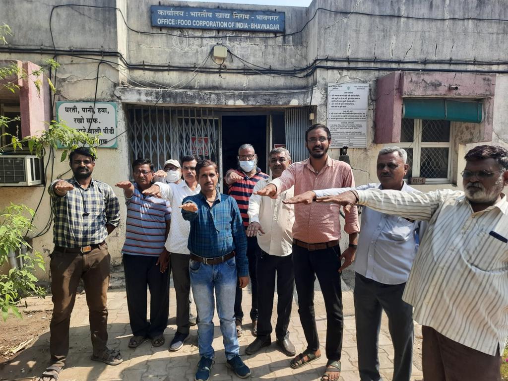 FoodRajkot's tweet photo. भा.खा.नि.,राजकोट के अधिनस्थ सभी डिपो में अधिकारियों और कर्मचारियों को "भ्रष्टाचार मुक्त भारत विकसित भारत" #VigilanceAwarenessWeek2022 की शपथ दिलाई गई ।
@FCI_Gujarat
@FciWest
 @FCI_India
 @fooddeptgoi https://t.co/YzgkZQyzD5