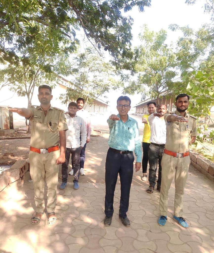 FoodRajkot's tweet photo. भा.खा.नि.,राजकोट के अधिनस्थ सभी डिपो में अधिकारियों और कर्मचारियों को "भ्रष्टाचार मुक्त भारत विकसित भारत" #VigilanceAwarenessWeek2022 की शपथ दिलाई गई ।
@FCI_Gujarat
@FciWest
 @FCI_India
 @fooddeptgoi https://t.co/YzgkZQyzD5