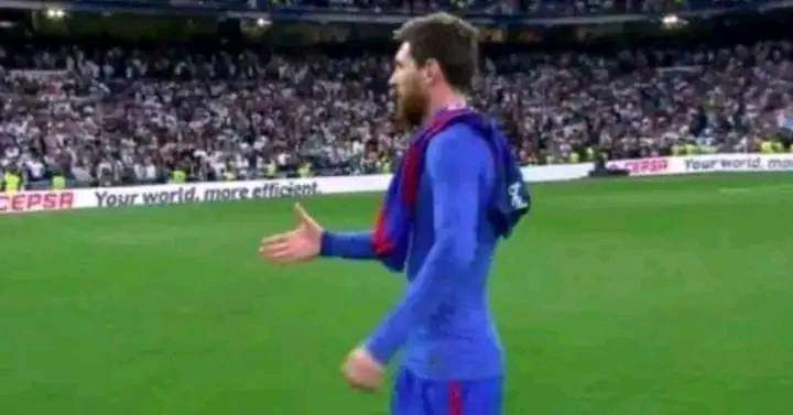 jjjoakooo's tweet photo. messi saludando una mujer fiel https://t.co/BDGu0g64FE