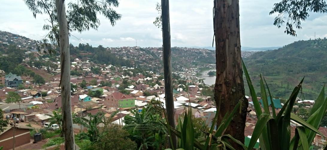 arsenebaguma's tweet photo. ... population est sur l'autre flanc!

Un bukavien me souffla: c'est grâce à cette rivière que les Rwandais n'entrent pas ici vaille que vaille, comme ils le font pour la ville de #Goma! 

Je continue à y réfléchir ! https://t.co/HfNiQ3TdvM