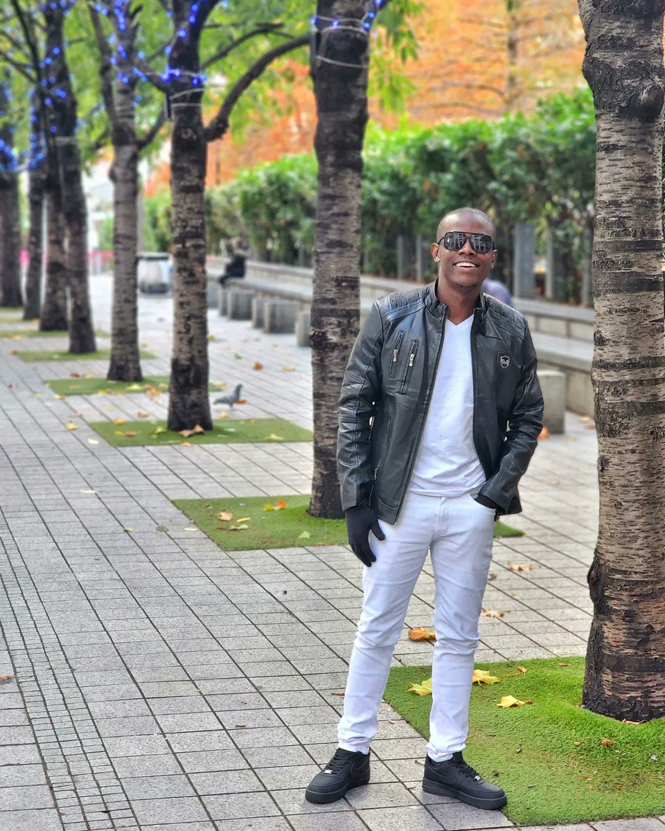 crazy_kennar's tweet photo. Landed in London 😂✈️
I am honoured to attend the Meta creator week representing Sub saharan Africa creators. Wacha nilete kelele huku😂😂😂
#metacreatorsday 
#meta
#CreatorWeek https://t.co/kEiNFDePyx