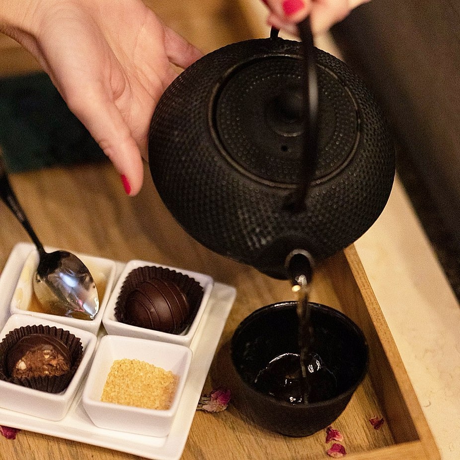 Add some tea and chocolate to your @wakefootsanctuary foot soak service 🥰

#asheville #spa