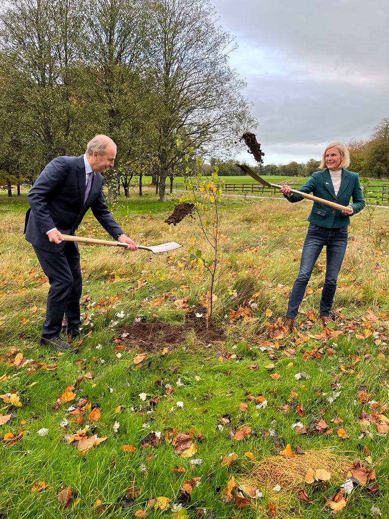 Lovely day to plant some native trees at the @teagasc centre in Oak Park, Carlow with @pippa_hackett. Our tree planting schemes really important step in meeting Ireland’s #ClimateActionPlan targets, and improving both biodiversity and water quality.