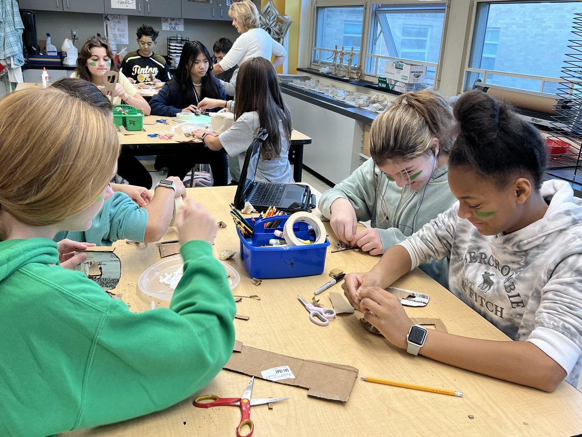 MsARTicoffTFMS's tweet photo. Very intense concentration going on in 7th grade sculpture class. #tfpsantherpride https://t.co/psJKe8ifDE