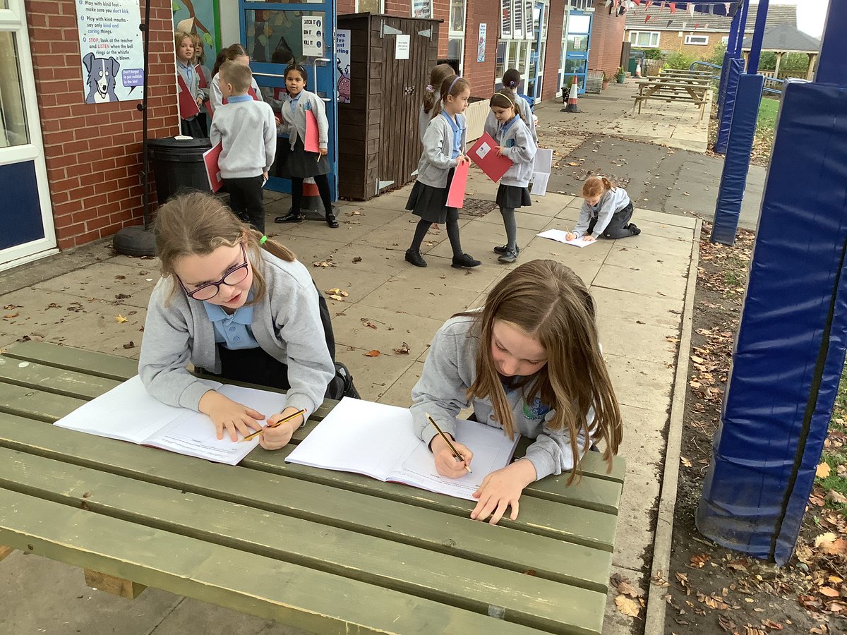 StAgnesY3's tweet photo. Year 3 went on a rock hunt in science to compare different rocks and describe them 🪨 #stagnesscience https://t.co/E8JDjutQhK