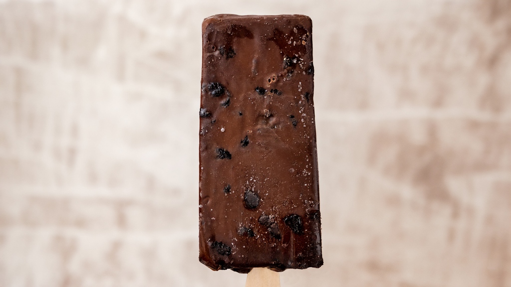 Love Chocolate? You will LOVE this paleta 🍫 ⁠
⁠
This is our Chocolate Fudgy Brownie made with our delicious Belgian Chocolate Paleta as a base and adding Brownie Chunks for tasty texture 😋⁠