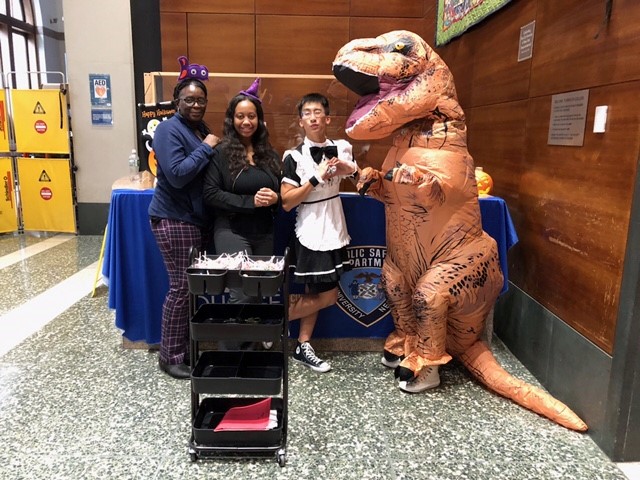 🎈 #TBT – Thanks to Baruch College’s Public Safety team for handing out candy to students in the lobby of the Information and Technology Building. Nice to see some students REALLY get into the Halloween spirit! 🎃👏 #BaruchPride #BeBaruch #CampusLife #Halloween2022 #NYC
