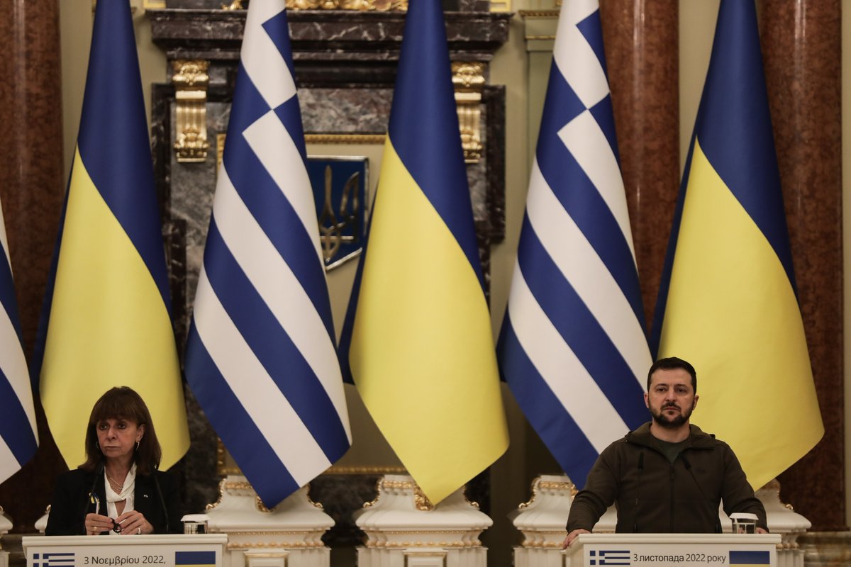 Στη συνάντησή μου με τον Πρόεδρο της 🇺🇦 <a href="/ZelenskyyUa/">Volodymyr Zelenskyy / Володимир Зеленський</a> στο Κίεβο εξέφρασα την αμέριστη συμπαράσταση της 🇬🇷 προς τον ουκρανικό λαό, που αγωνίζεται ενάντια στη ρωσική εισβολή. Οι μεταβολές διεθνώς αναγνωρισμένων συνόρων με τη χρήση στρατιωτικής βίας δεν μπορούν να γίνουν αποδεκτές.