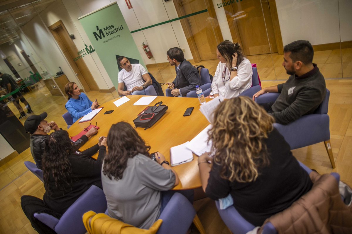 Reunidos con entidades del tercer sector de la @Coord3smad que ven peligrar programas de atención a población vulnerable por la desastrosa gestión de <a href="/IdiazAyuso/">Isabel Díaz Ayuso</a>