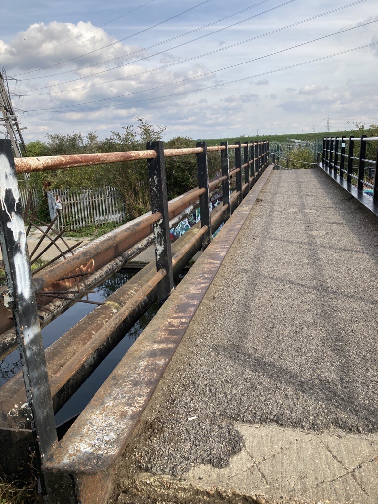 LondonPS_CP's tweet image. People on Probation #LondonCommunityPayback have restored these railings @CanalRiverTrust Community Payback making a difference at Tottenham Lock.
