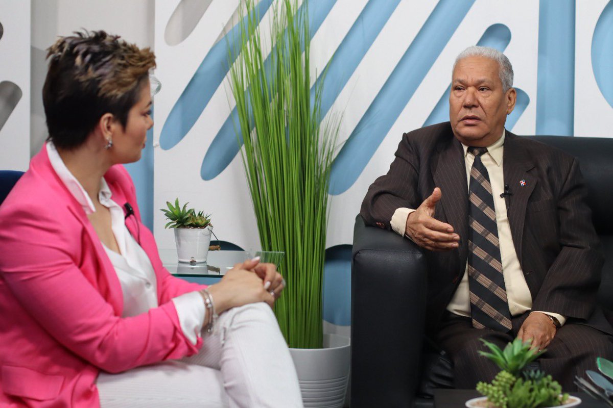 keylaReyna04's tweet photo. Agradecer a los comunicadores, Amaury Guzmán, PedroRamirez, @arielpantaleonf del programa "La Política Matutina" por la invitación a este importante espacio el cual se transmite por @fopppredomtv canal 73.

#KeylaReyna🇩🇴 #Medios #Comunicación #Televisión https://t.co/XUL3npxTDU