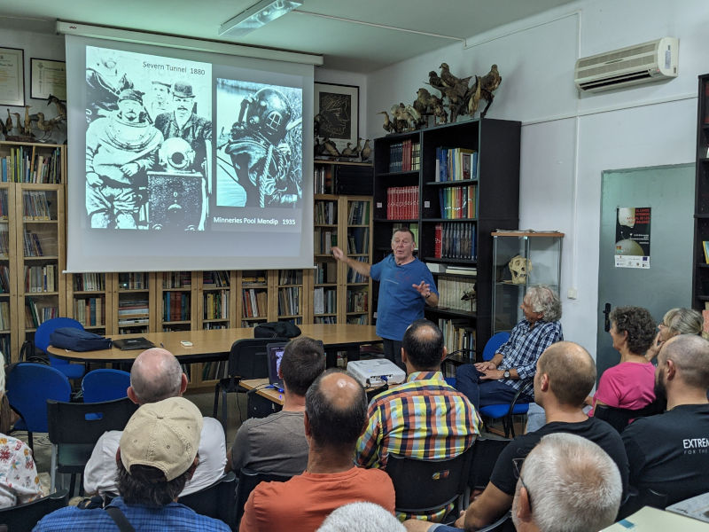 socespbal's tweet photo. Ha estat un plaer escoltar avui a Martyn Farr i aprendre de la seva experiència.
Thank you @martynfarr for the good time.
#speleodiving #espeleobusseig #espeleologia #divulgacio https://t.co/7URl0fPOUj