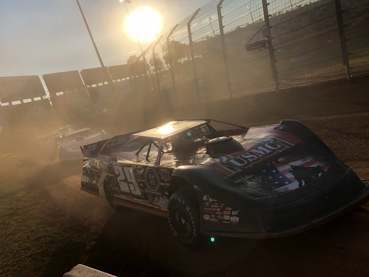 WorldFinals's tweet photo. Looks like a perfect night for @WoOLateModels racing @TheDirtTrack ☀️ https://t.co/6qXYLEGcut