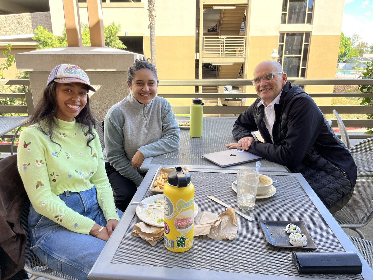 ThomasPiechota's tweet photo. Fun to have lunch with these talented students at Dining Commons #lunchwithprofessor https://t.co/sPWerbemb6
