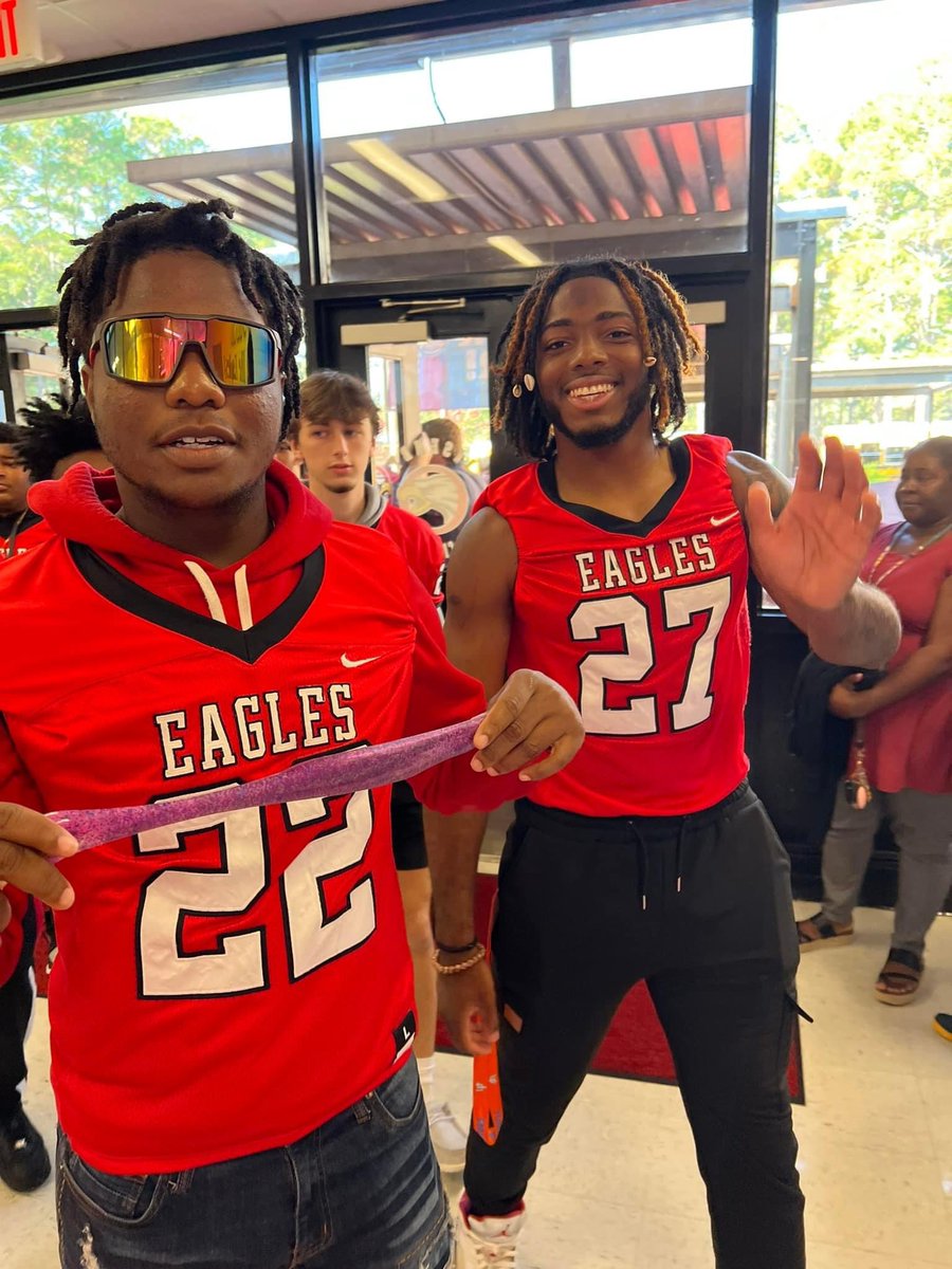 TonjullaWillia1's tweet photo. Eagles showing love to the students at Lisenby!! Playoffs ready 🦅🏈❤️@MeloOverton https://t.co/Bm1yAhvLE9