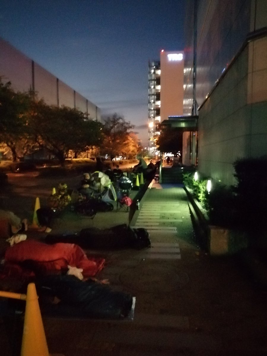susalaman's tweet photo. 【ノースフェイスファミリーセール】
みなさんの思い思いに夜を徹して並んでます。 https://t.co/Ona6GKPqv6