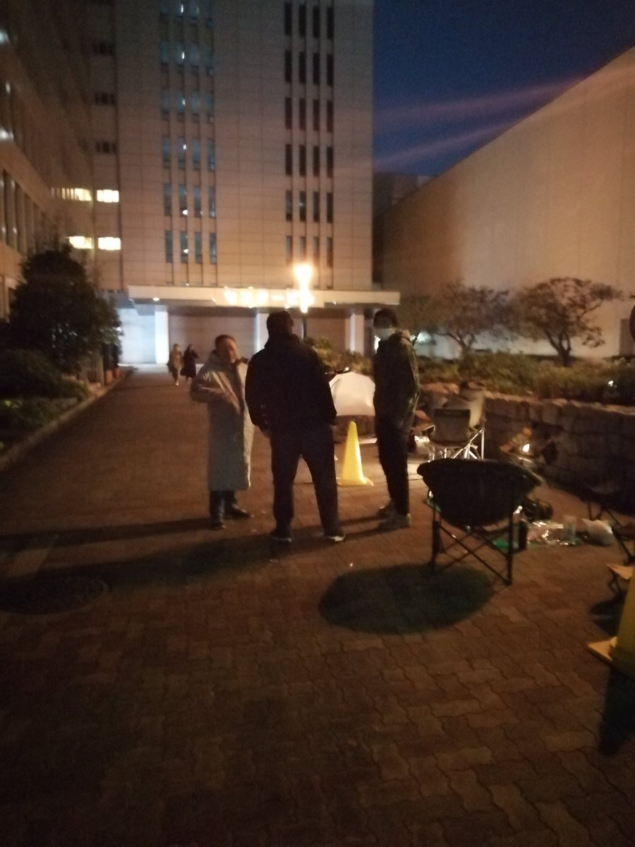 susalaman's tweet photo. 【ノースフェイスファミリーセール】
みなさんの思い思いに夜を徹して並んでます。 https://t.co/Ona6GKPqv6