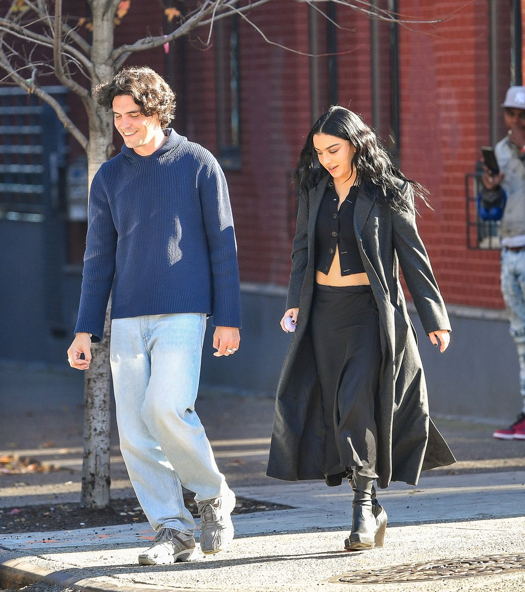 NEW PICS: Charli and Terrence were seen out and about in New York (3 November)

charlixcx.world/thumbnails.php…