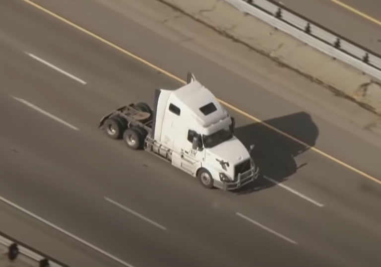 POLICE CHASE LIVE NOW: Cops in pursuit of reportedly stolen big rig in California - breaking911.com/calif-police-c…