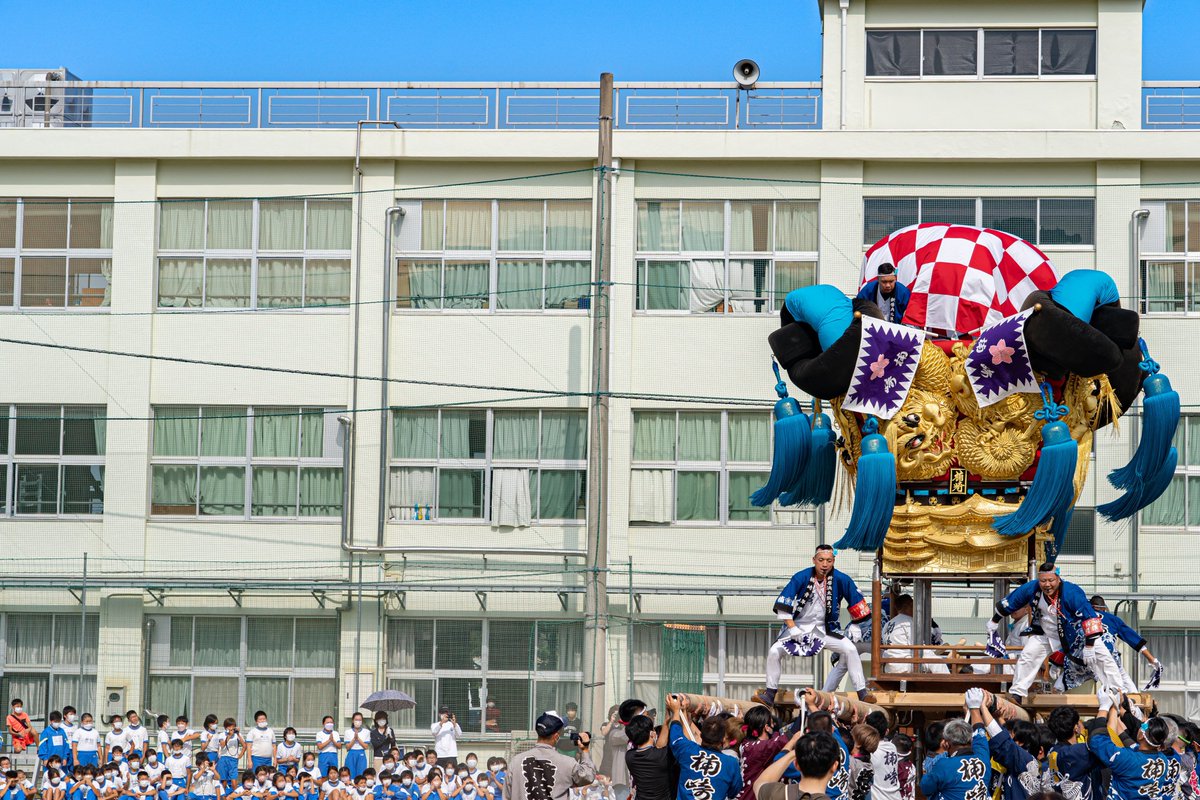 niihamabuzzspot's tweet photo. 【母校の空へ天高く】
🗾神郷小学校
📍愛媛県新居浜市神郷1-1-1

お祭り集会での楠崎太鼓台！
手を合わせて応援してる子供たちが
可愛いですね👍🏻 https://t.co/qGmWztgH75