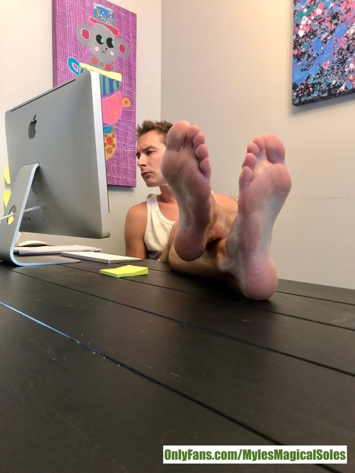 And you thought it was hard to focus when my sheer sports socks were on&hellip; https://t.co/GEugLWEGEr