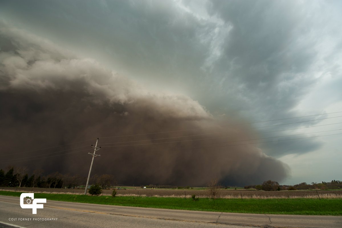 Epic haboob with the approaching derecho from White, SD on May 12, 2022. The sky became dark as night and we received wind gusts up to 100 mph! #wxtwitter #sdwx #photooftheday #photography https://t.co/bLFsuZGWIS