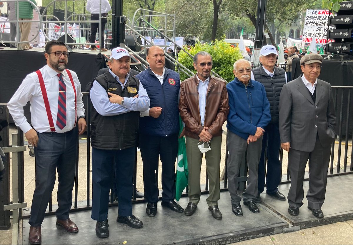 AntonioDmmito's tweet photo. El Co. Francisco @HernandezJuarez  en el @senadomexicano por la defensa de nuestros derechos laborales!! #UNTxVacacionesDignas al #MovimientoSindical y que se escuche fuerte que #SinTrabajadorxsNoHayTransformación
¡¡¡ Los @Telefonistas presentes!!! https://t.co/sm4uBizCmr