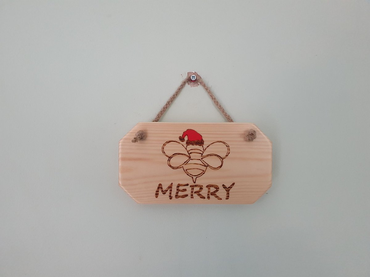 Bee Merry 🐝  Christmas decor sign 
Bee-utiful plaque 😍
Bee quick, only one of these 😀

#Thursday #shopping 🛍 
#cjsrustictouch #UKMakers
#christmasdecorations
#christmasdecor

🎄🎅Etsy shop🎅🎄 etsy.com/uk/listing/132…