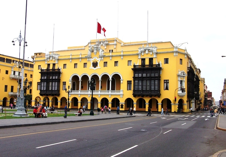 oapaza13's tweet photo. Si te digo que hoy falleció el arquitecto Adolfo Córdova, quizá ni lo conozcas. Pero si te digo que hubo un grupo de arquitectos que permitió que dejáramos de hacer imitaciones de la arquitectura colonial y abrió el paso a la arquitectura moderna peruana, quizá te interese.(1/10) https://t.co/sezqP6qce7