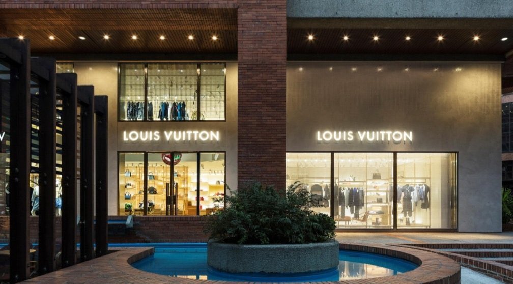 LouisVuitton_LG's tweet photo. La Maison Louis Vuitton annonce l’ouverture de son 2ème magasin Listenbourgeois au coeur de @LurenbergARP ! Une implantation stratégique pour faire rayonner le Listenbourg auprès de tous ses touristes. 

#LVListenbourg https://t.co/1uUfN2Ougt