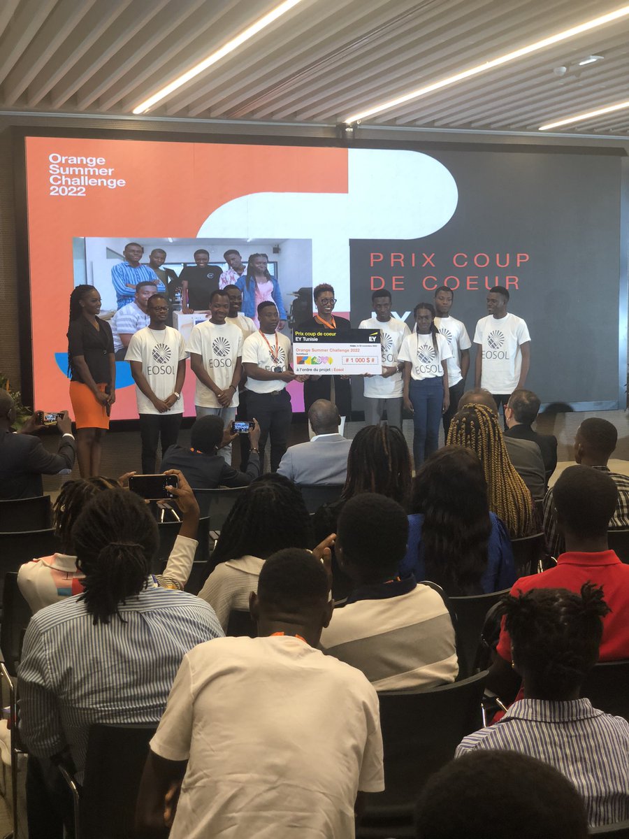 Cotedivoireoff_'s tweet image. Parallèlement au 1er prix qui est le Orange Summer Challenge 2022, il y a eu le prix coup de cœur délivré par EY.

Un chèque de 1000 dollars à été remis à EOSOL. 

#Opérateurdigitalengagé #OSC2022