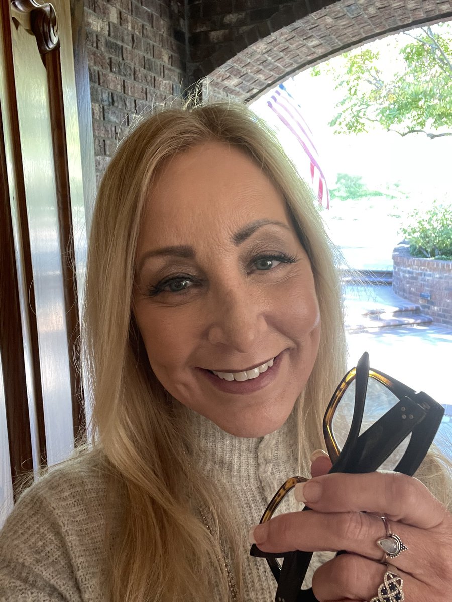 thebikinichef's tweet photo. Happy faces after this mornings networking meeting ✨✨✨                           #realtor #chef #author @actvre @justintye #activerealty #networking #helpingothershelpsyou https://t.co/0ywh09toQb