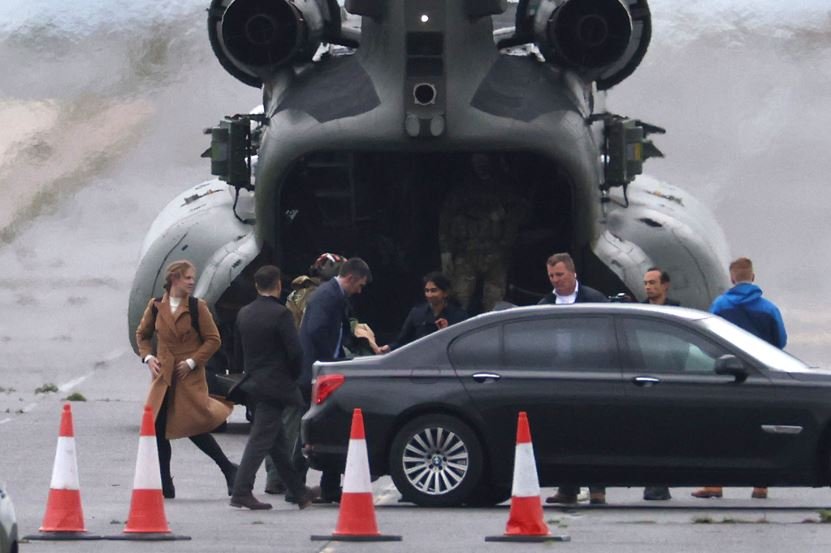 They take us for fools!Very expensive travel in a Chinook helicopter for a 20 mile Journey! That's how not to spend Taxpayers money! Like #ThickLizzie travelling alone on the Government airplane to Australia! Treating us with contempt! #GTTO #BravermanOutNow #followbackFriday