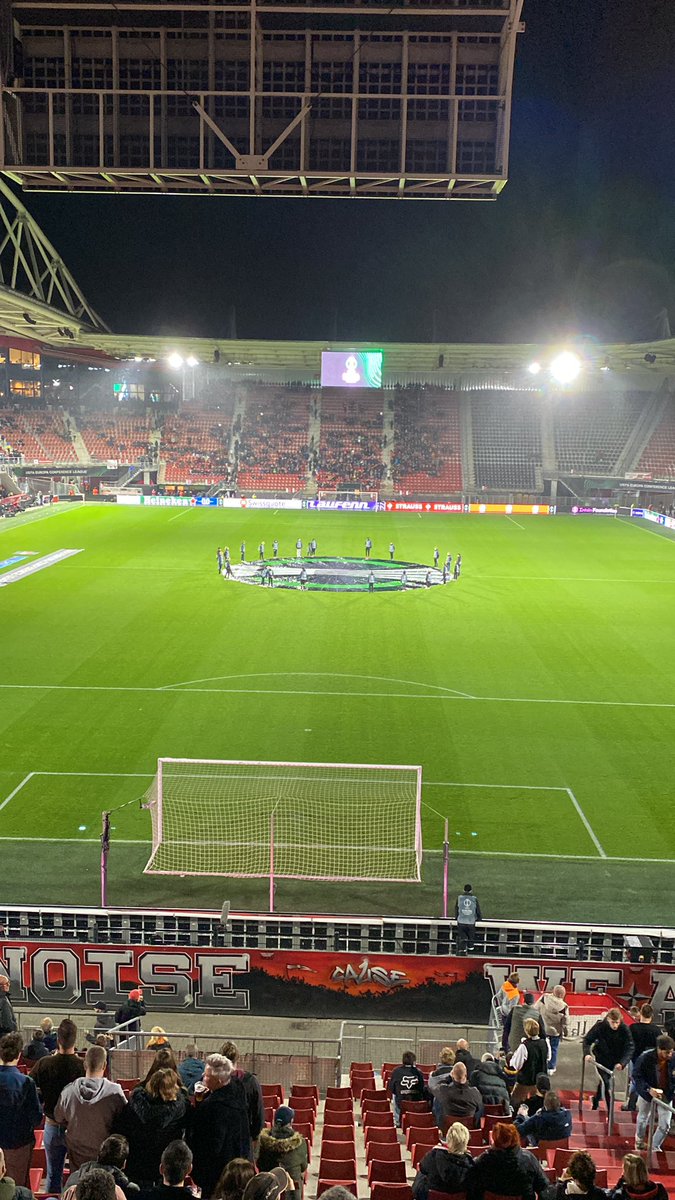 raymawa's tweet photo. Waarom zo weinig publiek voor een wedstrijd waar het gaat om een 1e plek? Jammer #AZ #azdni https://t.co/fA308DHgtC