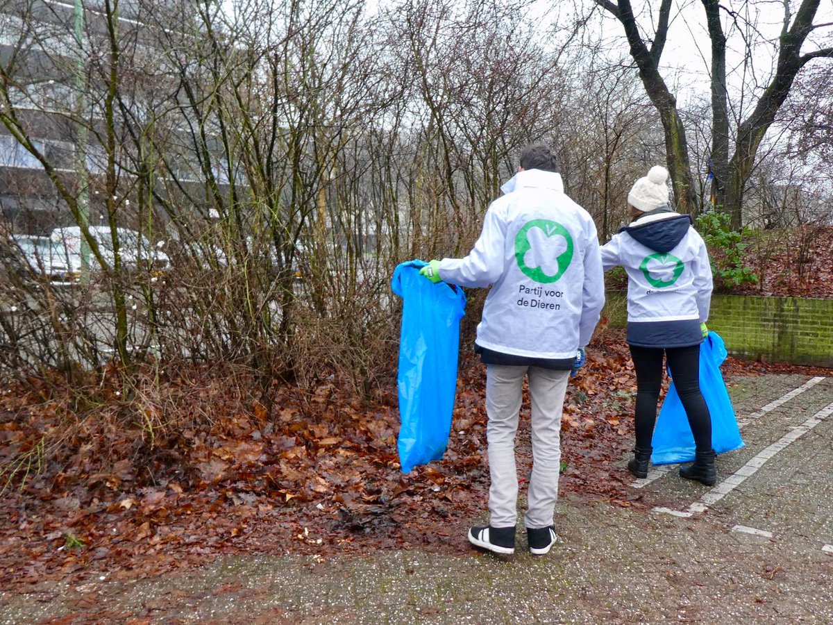 Zaterdag houden we weer een cleanup in #Zeist! Samen pakken we het probleem met #zwerfafval aan. 

We verzamelen om 10:00 uur bij winkelcentrum Vrijheidsplein. Doe je mee? Je bent van harte welkom! 
Laat het wel even weten of we een extra grijper mee moeten nemen.

Tot zaterdag!