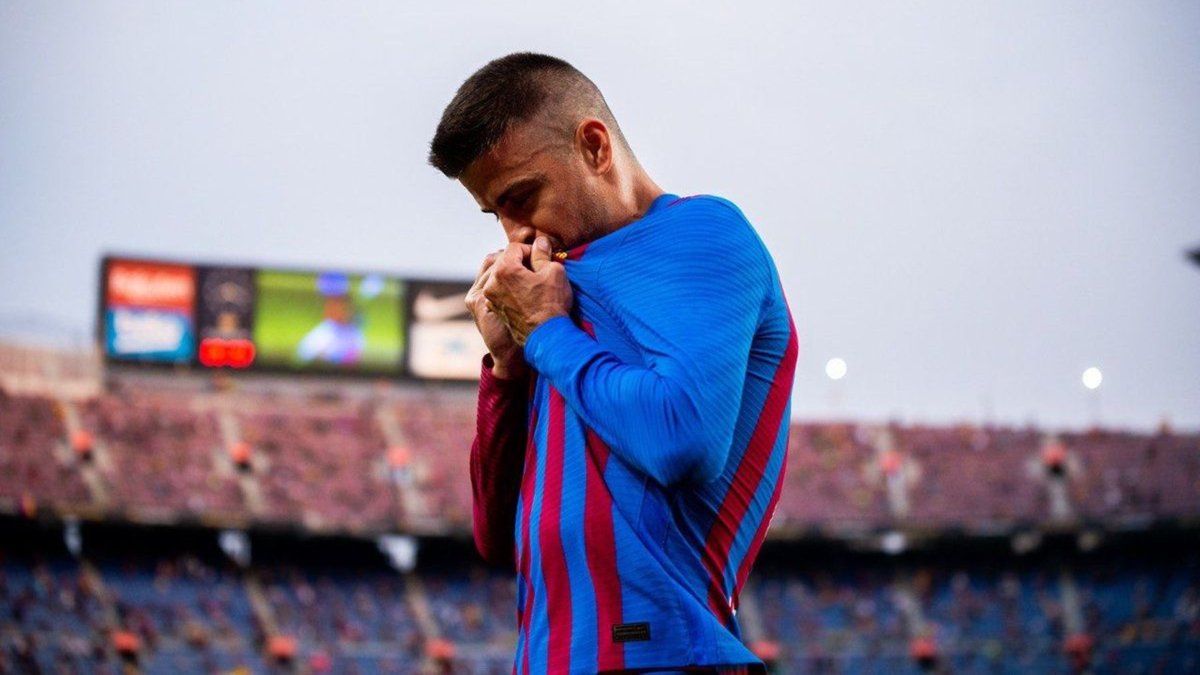 UNIVERSO_1899's tweet photo. Gerard Piqué anuncia su retirada como futbolista este sábado. Por muy mal que le haya ido esta temporada, siempre será una leyenda del club aunque algunos no lo quieran aceptar. Hay que agradecerle todos los títulos que ha ayudado a conseguir. Sort i fins aviat 💙❤️ https://t.co/ZoJdqJYpD1