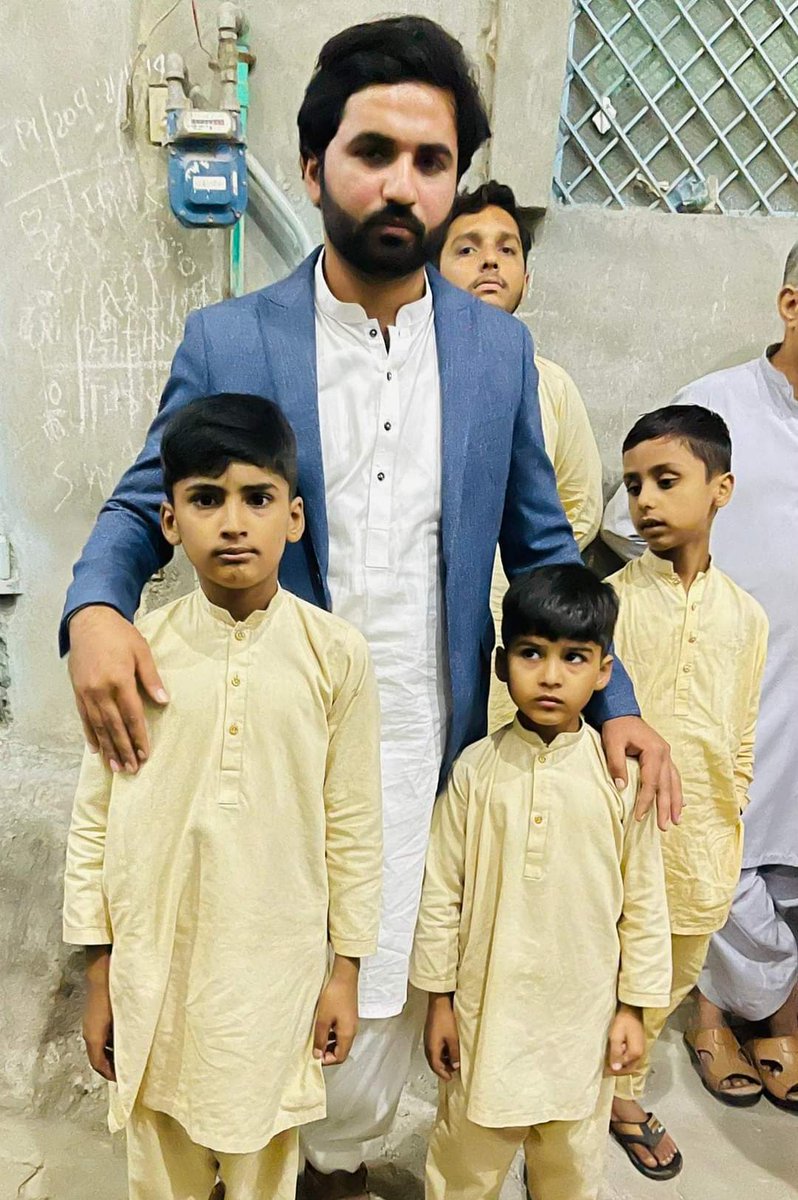 ان بچوں کا باپ کسی ڈرامے باز کی گندی سیاست کے بھینٹ چڑھ گیا ہے.
انا للہ و انا الیہ راجعون 😔😔😔