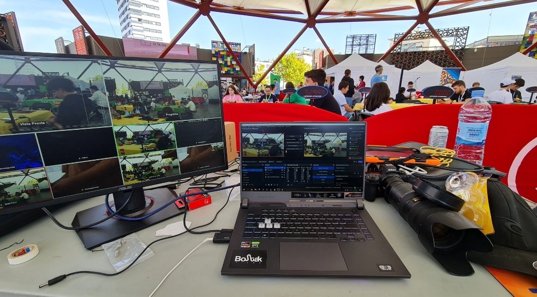 alex24vila's tweet photo. Realizando el streaming del Campeonato Nacional de Speedcubing en el X-Madrid https://t.co/p33kYQLZLi