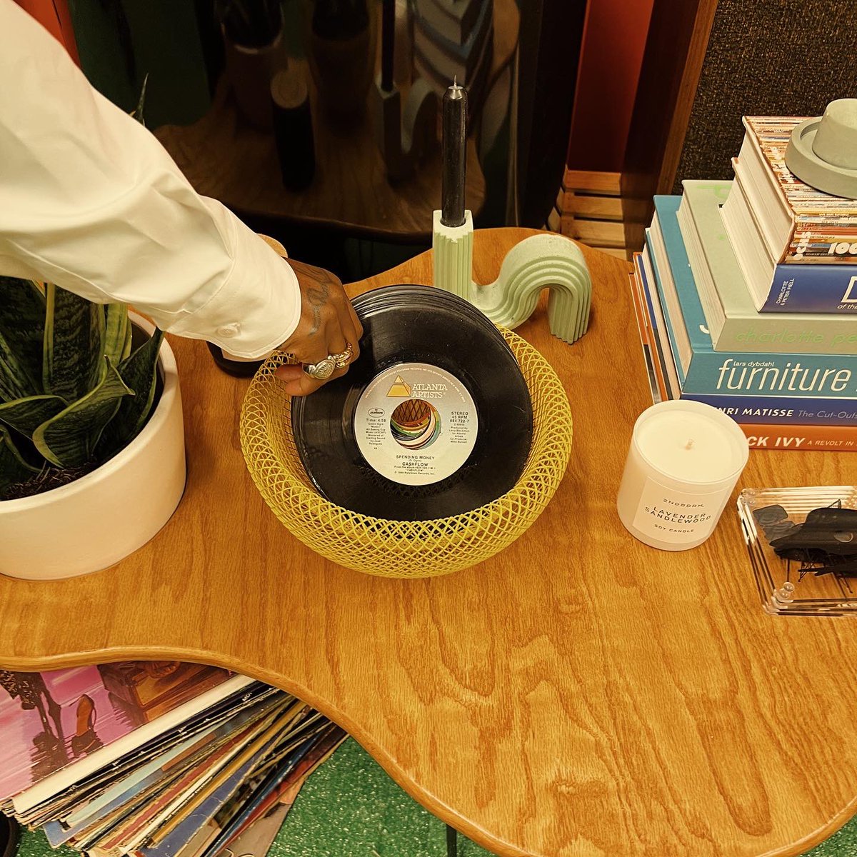 keiopensdoors's tweet image. Me and my best friend of 16yrs are opening a hifi vinyl listening bar in Atlanta at Ponce City Market. 

We’ll be retailing vinyl, new+vintage furniture, home objects, art, magazines, and books.