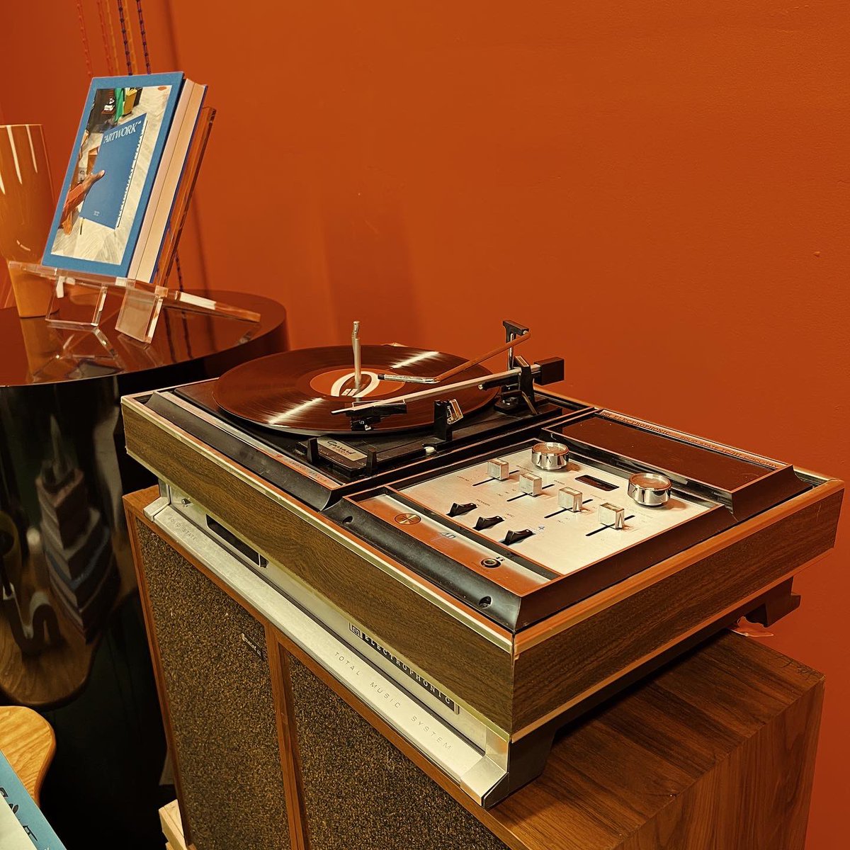 keiopensdoors's tweet image. Me and my best friend of 16yrs are opening a hifi vinyl listening bar in Atlanta at Ponce City Market. 

We’ll be retailing vinyl, new+vintage furniture, home objects, art, magazines, and books.