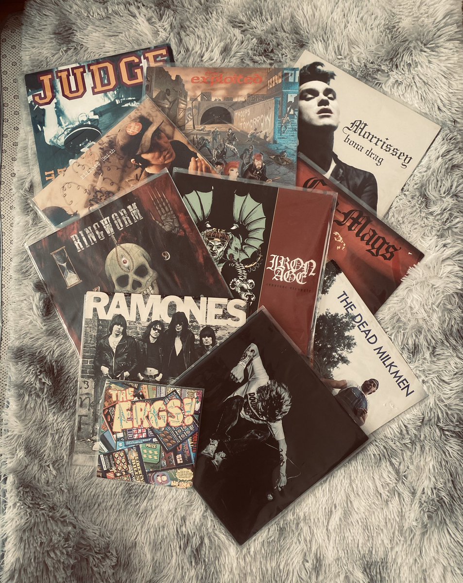 My Thursday afternoon playlist 🖤🖤🖤