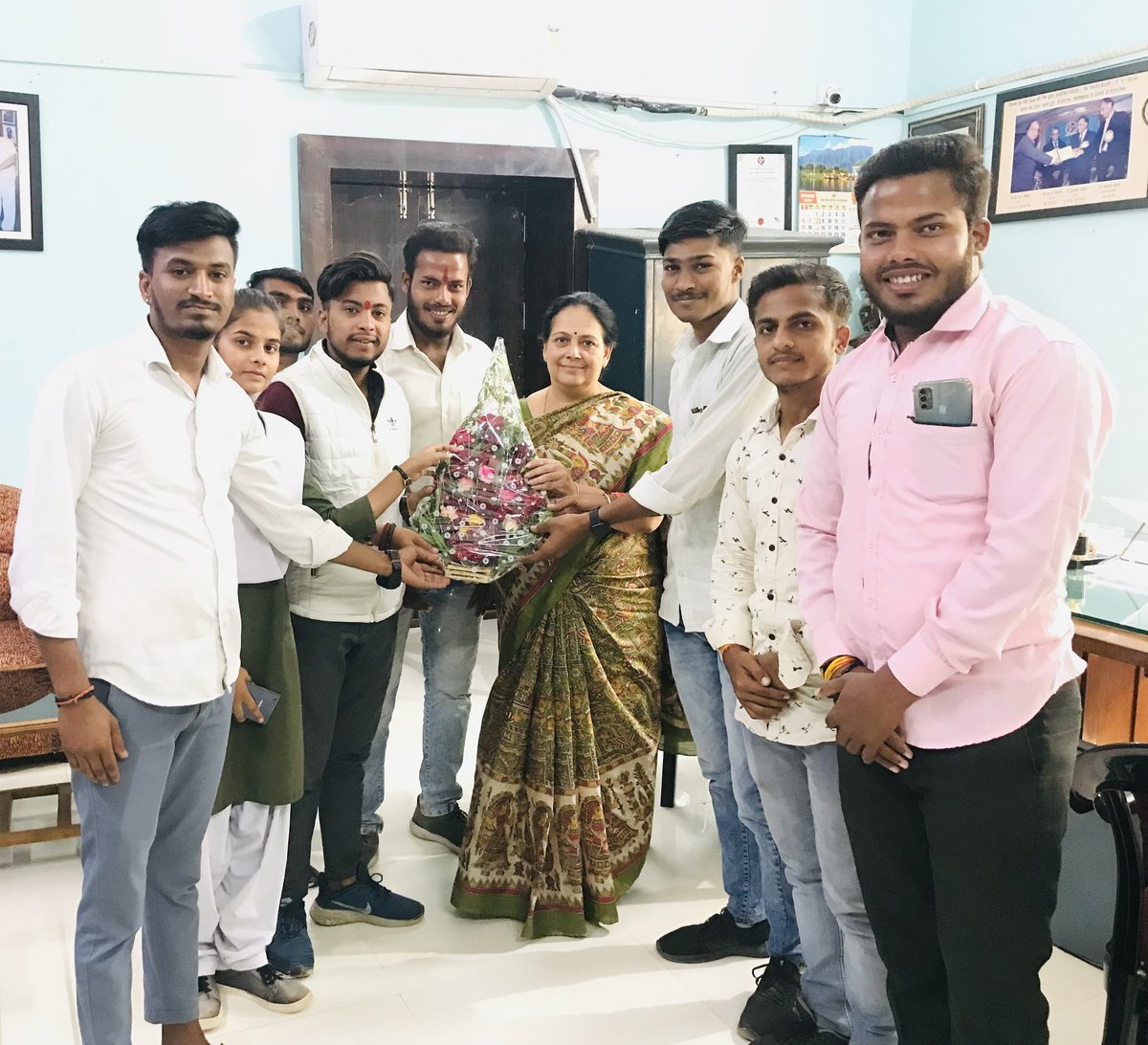 PankajUpdhNSUI's tweet photo. शासकीय ठाकुर रणमत सिंह महाविद्यालय (TRS कॉलेज) की नवनियुक्त प्राचार्या अर्पिता अवस्थी जी से NSUI साथियों के साथ मुलाकात कर नए दायित्व के लिए शुभकामनाएं प्रेषित किया,,
@NSUIMP
#rewansui
#pankajupadhyaynsui https://t.co/pXNZxdqUJR