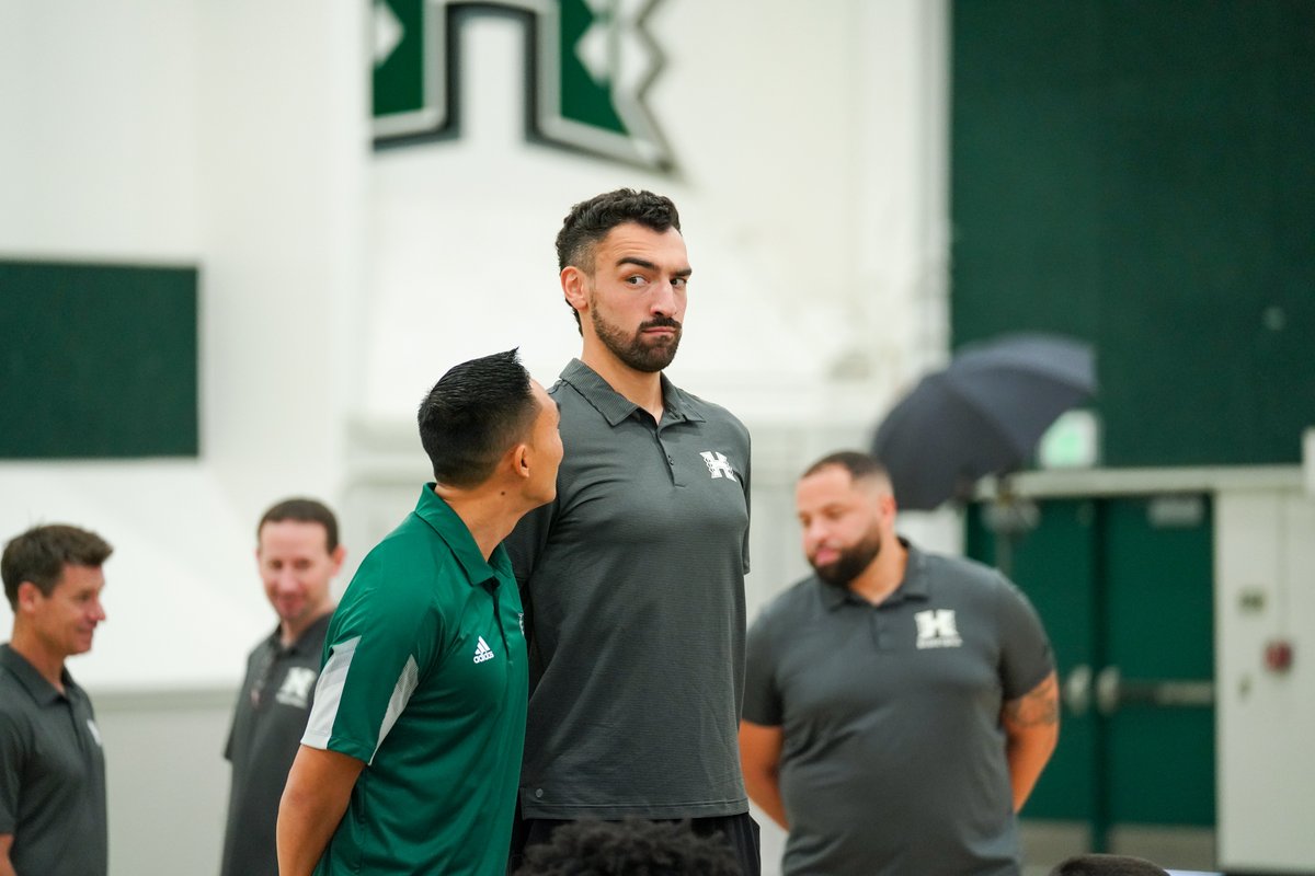 There's a <a href="/HawaiiMBB/">HAWAII BASKETBALL</a> game tonight, you say?!?! 🤨

#GoBows #ManaOhana