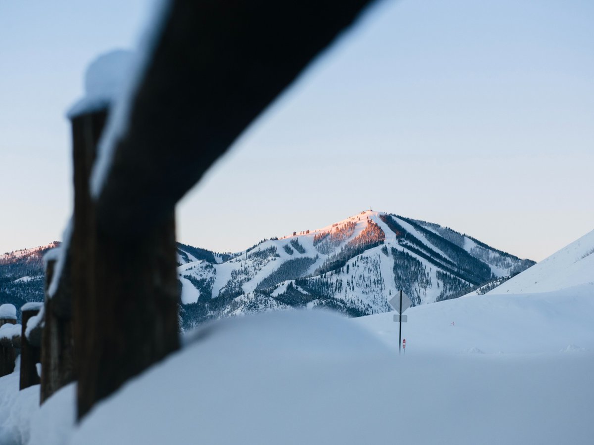 KnobHillInn's tweet photo. The countdown to this view has officially begun! 
When you're ready to hit the slopes, check out our curated amenities. Our attentive team is available to transport you to the mountains to enjoy all the area has to offer. https://t.co/5KBPinoe3P