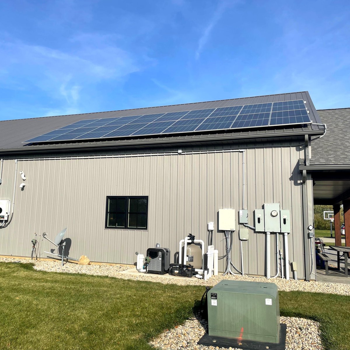 Briggs_Energy's tweet photo. #SimpliPhi, part of @BriggsStratton, is excited to share the FIRST installation of our new SimpliPHI™ #ESS in Fort Wayne, IN! The project installed by @MidstatesEnergy consists of one 6 kW Inverter &amp; one 4.9 kWh Battery with 7.7kW of solar  supported &amp; monitored by EnergyTrak™! https://t.co/eTHjyfqf5B