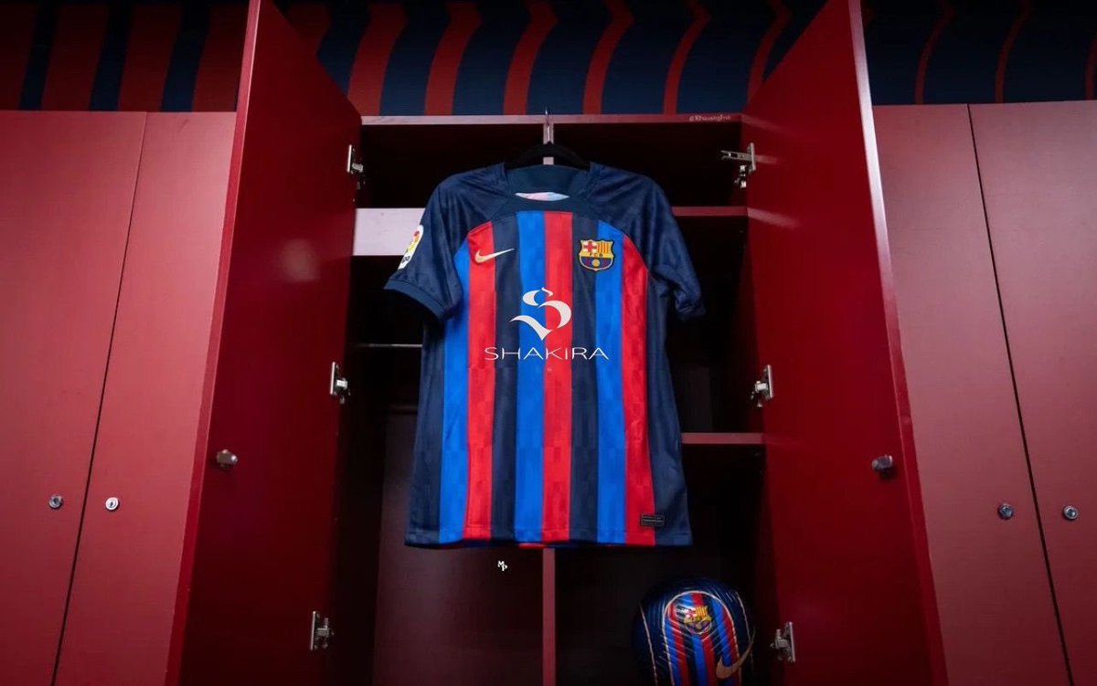 Piqué se retira para no tener que llevar la camiseta con el anuncio de Shakira.