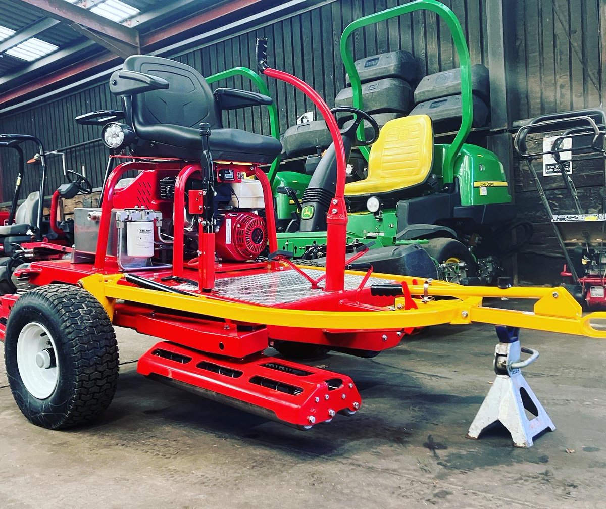 Great pleasure installing new machinery @MarriottForestA today, a 2030A with HD200 equipped with Windfoil Boom and a @truturf_rollers RB70 

Thanks to Rob Rowson, @adam_williams85 and Mark Brewerton for the continued business 

#farolsupplied #johndeeregolf #truturfrollers