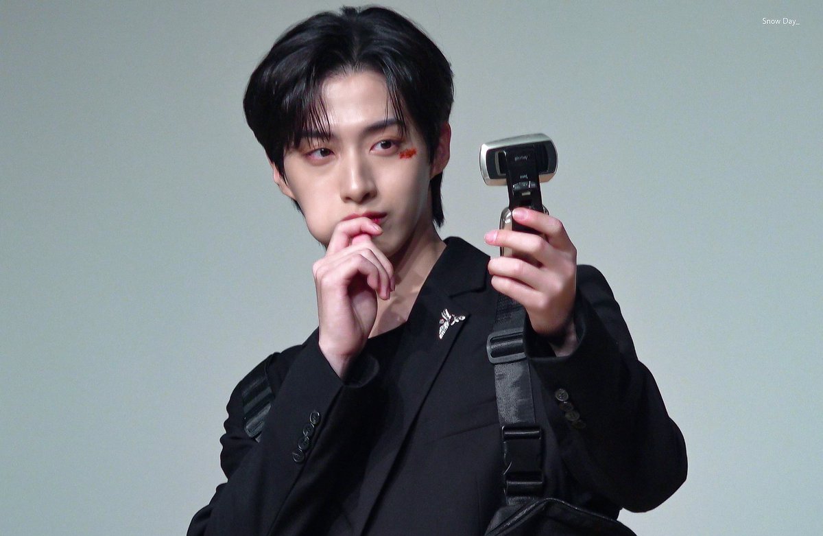 snowday_27's tweet photo. 221022 후룸스토어 팬사인회

☁💜

#원어스 #ONEUS #시온 #XION https://t.co/INsrbtb0lc