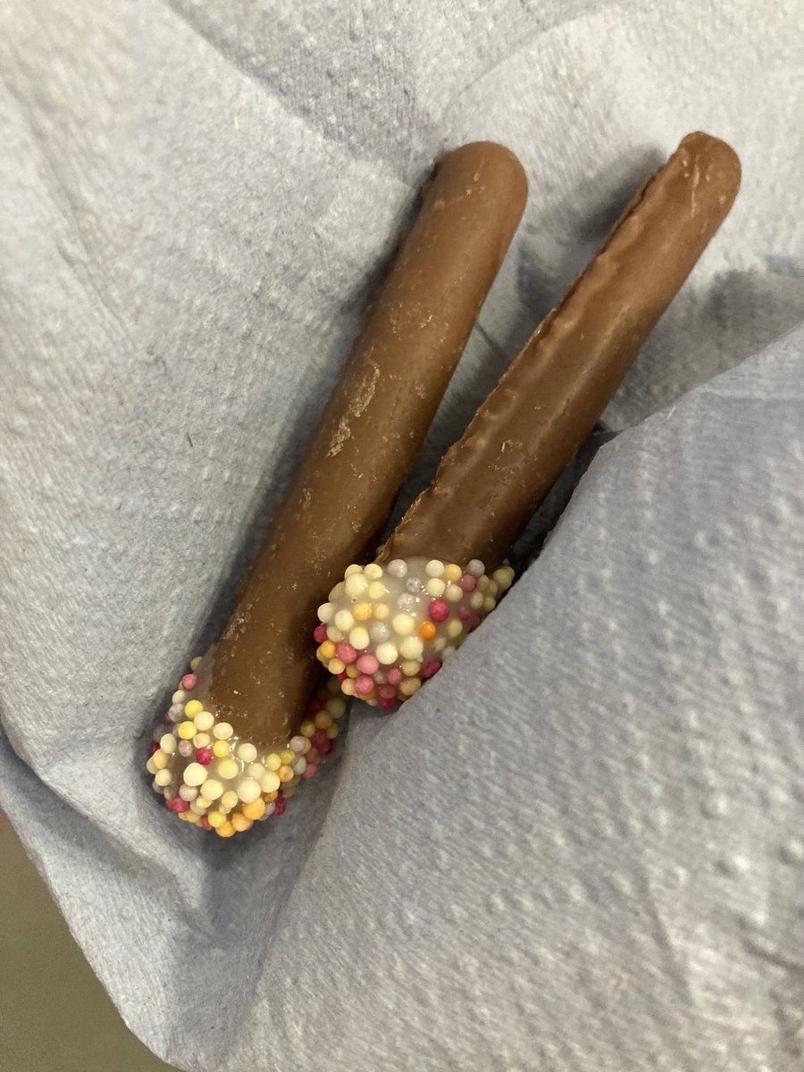 In craft club today we looked at the different colours and shapes of fireworks and the children created their own artwork using pastels.  We then had great fun making chocolate sparklers! 🎆